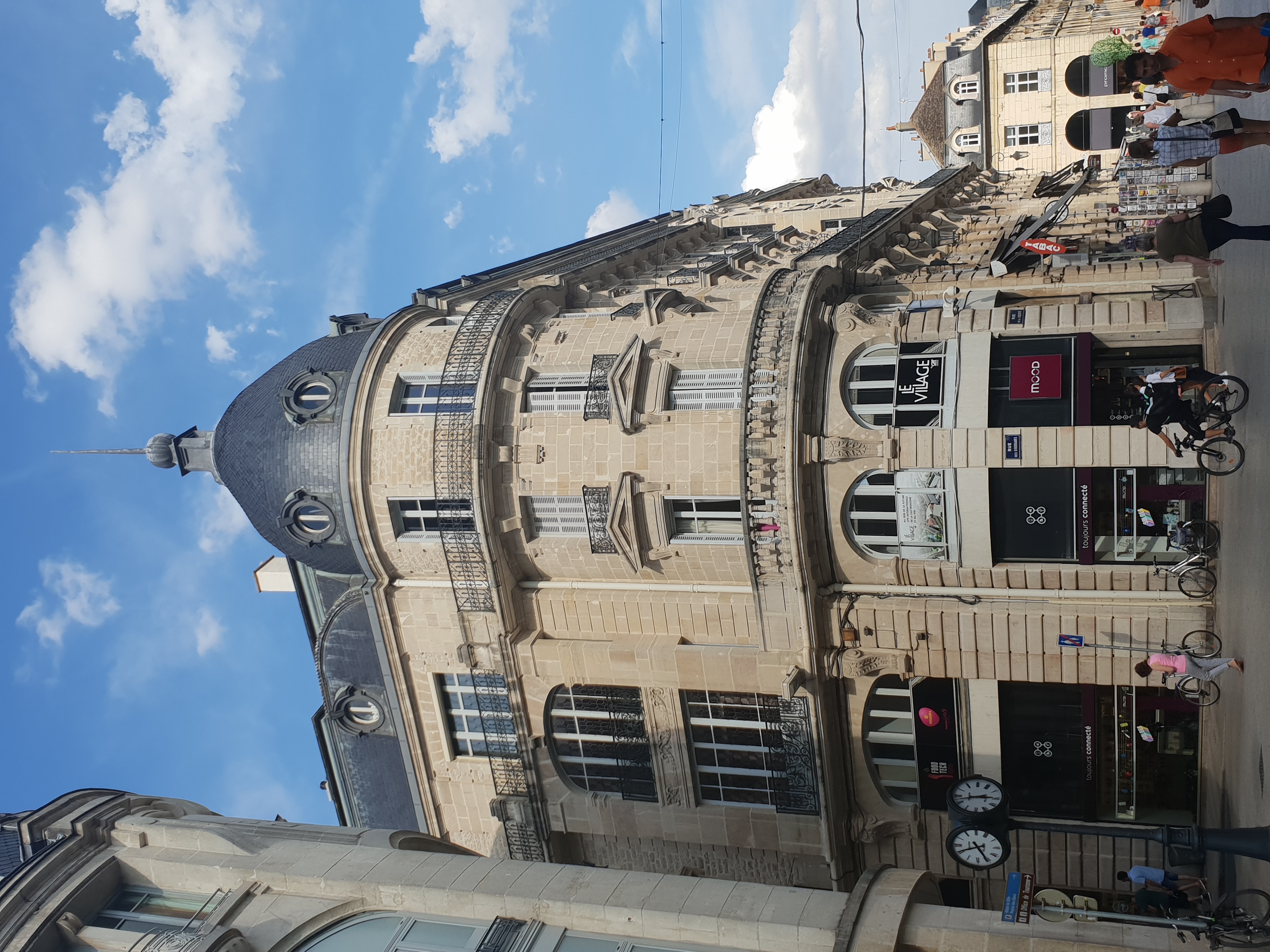 Bâtiment avec une tour à Dijon, Dijon, en France